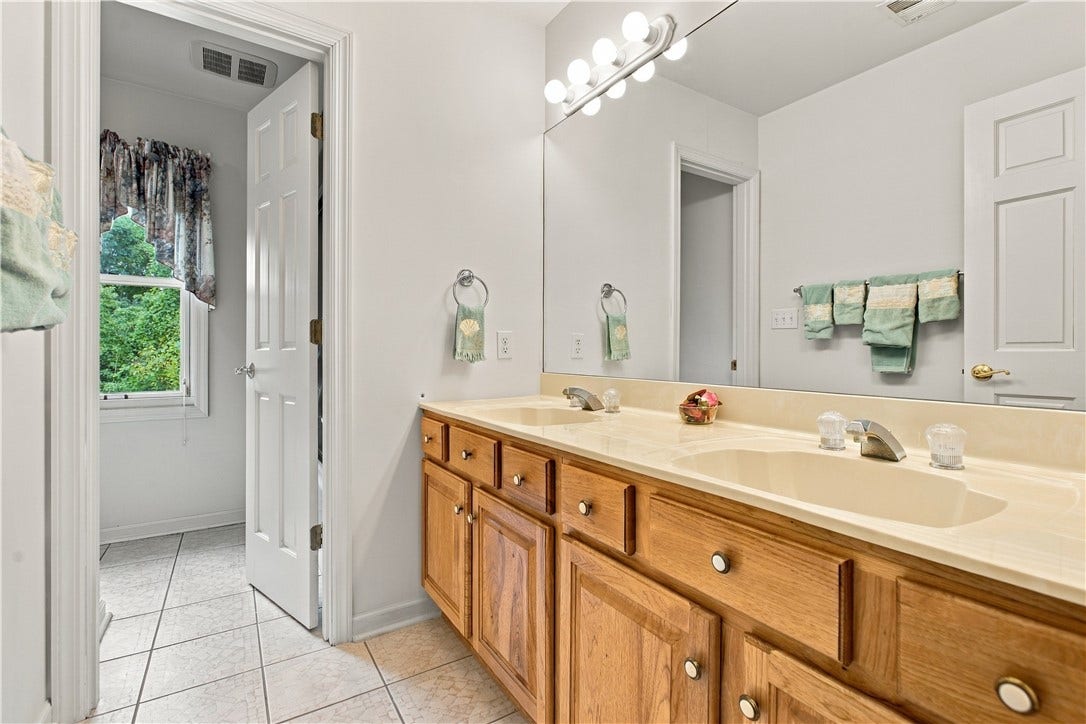 upper level guest bath