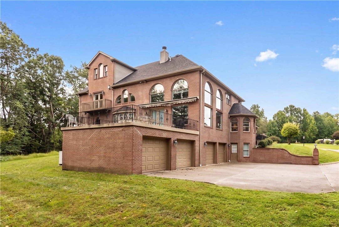 544 Green Parrot Ln, Natrona Heights, PA 15065