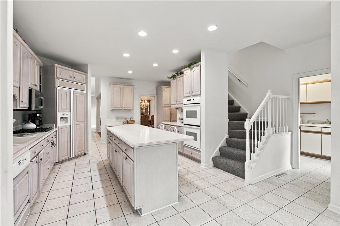 544 Green Parrot Ln, Natrona Heights, PA 15065