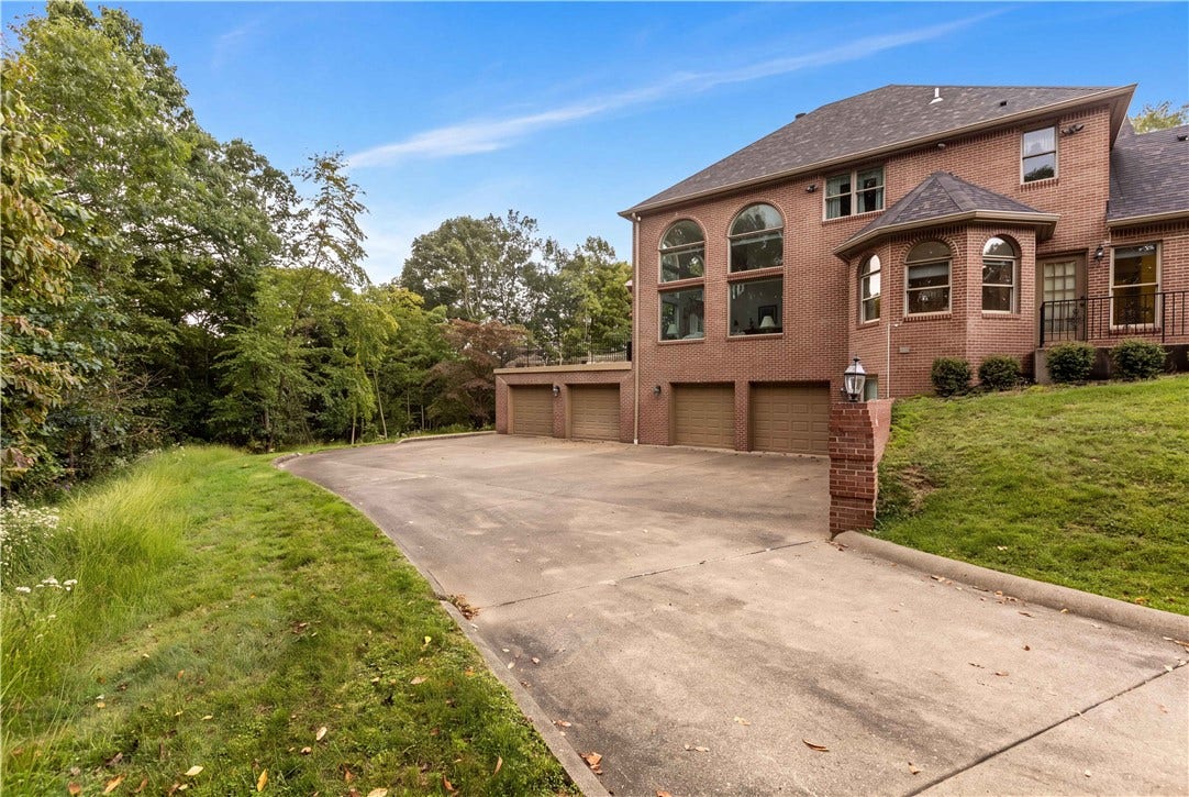 544 Green Parrot Ln, Natrona Heights, PA 15065