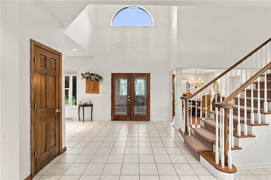 544 Green Parrot Ln, Natrona Heights, PA 15065