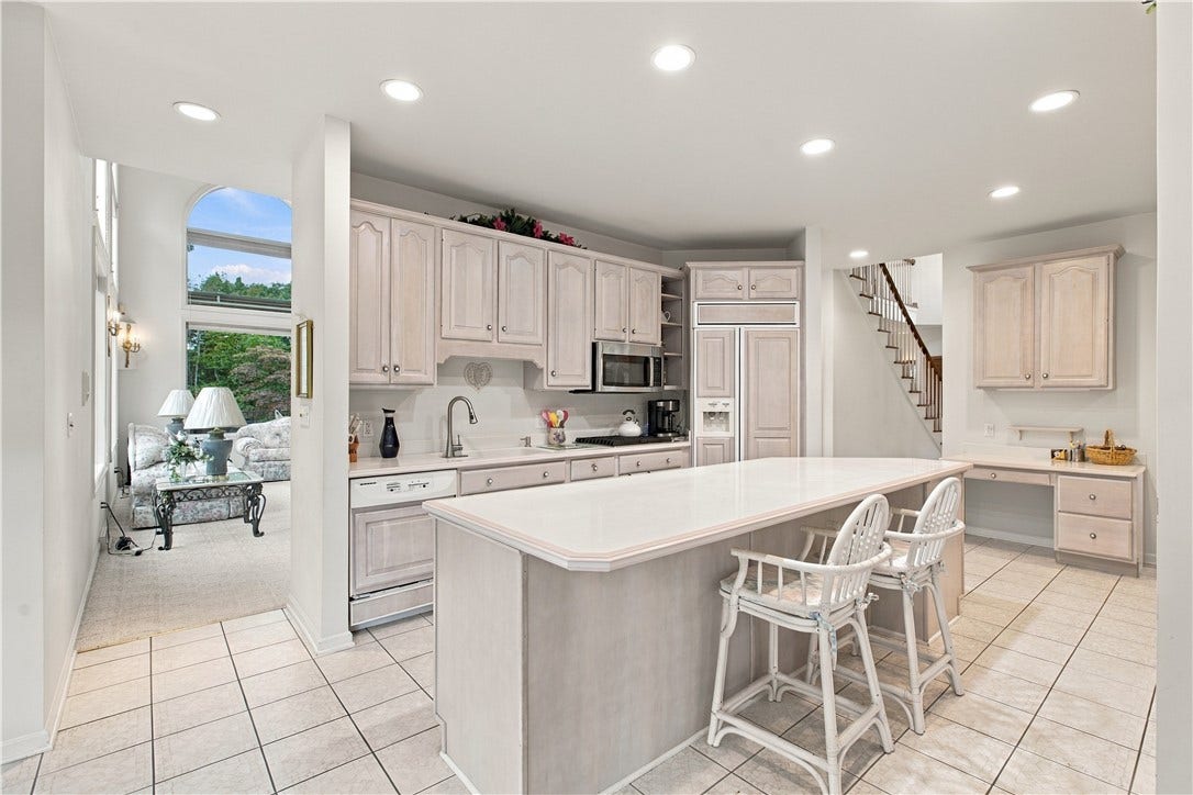544 Green Parrot Ln, Natrona Heights, PA 15065