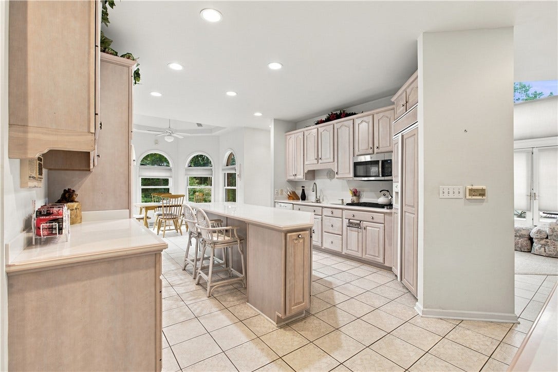 544 Green Parrot Ln, Natrona Heights, PA 15065
