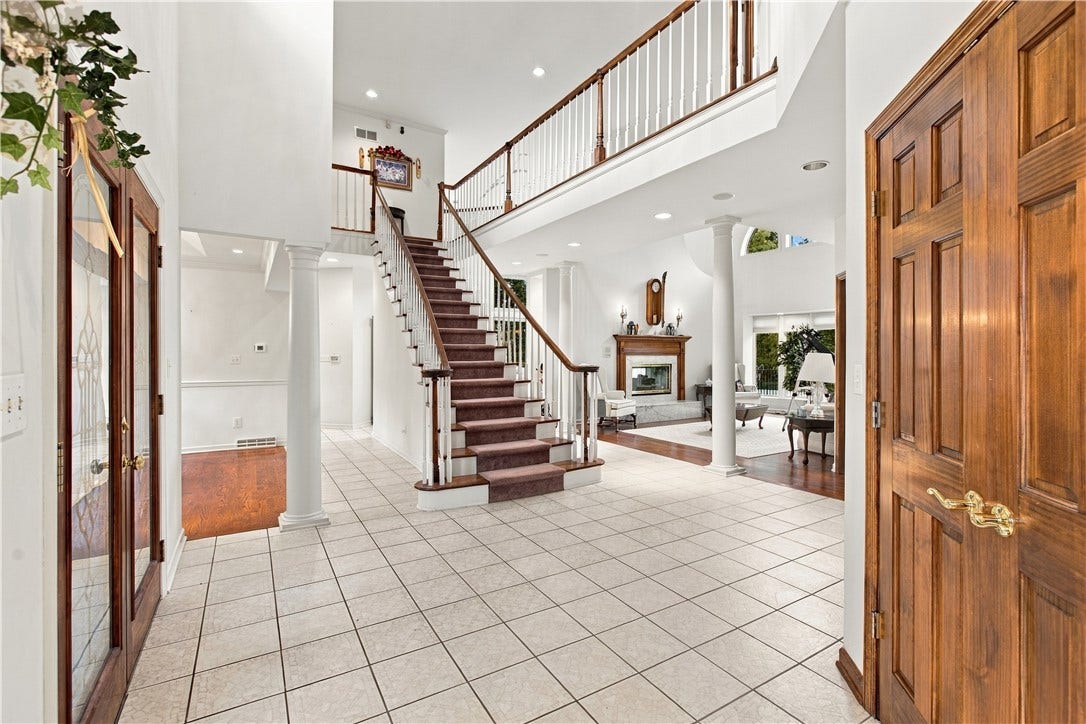 544 Green Parrot Ln, Natrona Heights, PA 15065