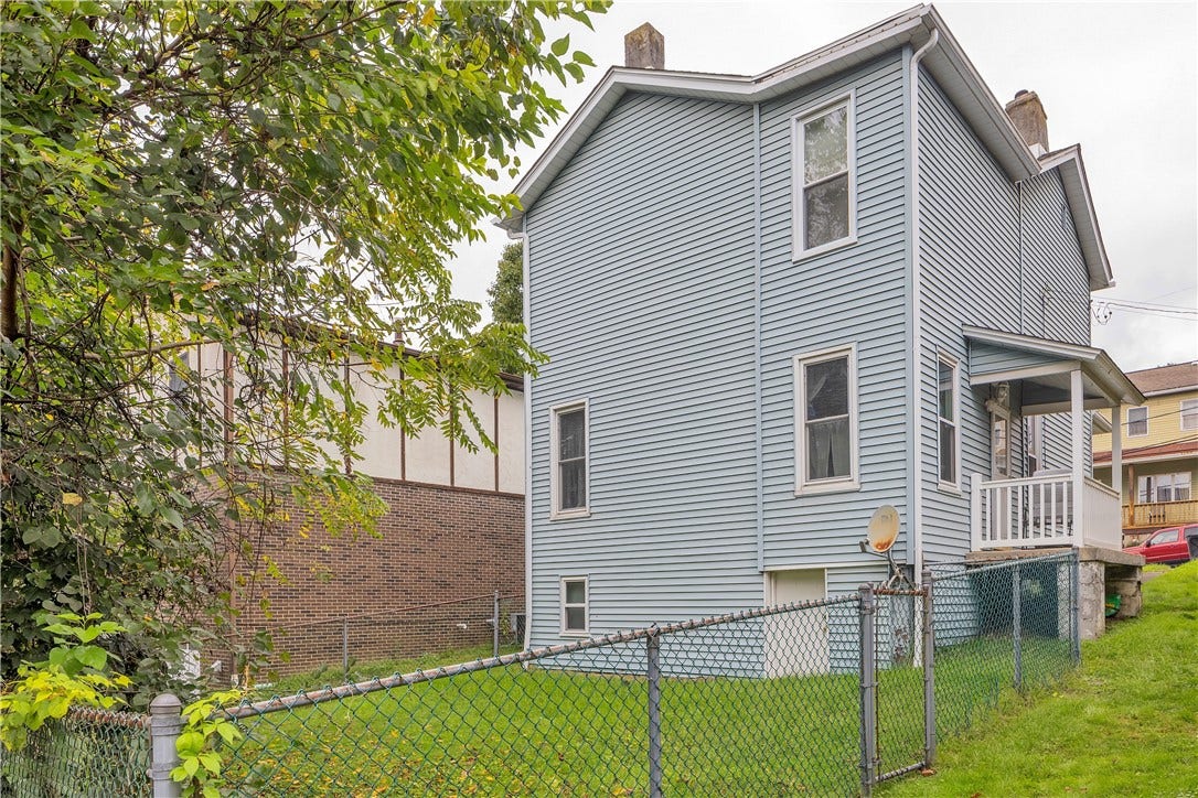 524 8th St, Irwin, PA 15642 Fenced in backyard!