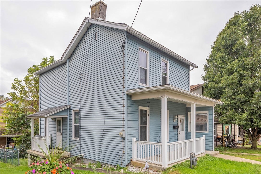 524 8th St, Irwin, PA 15642 Side door and porch