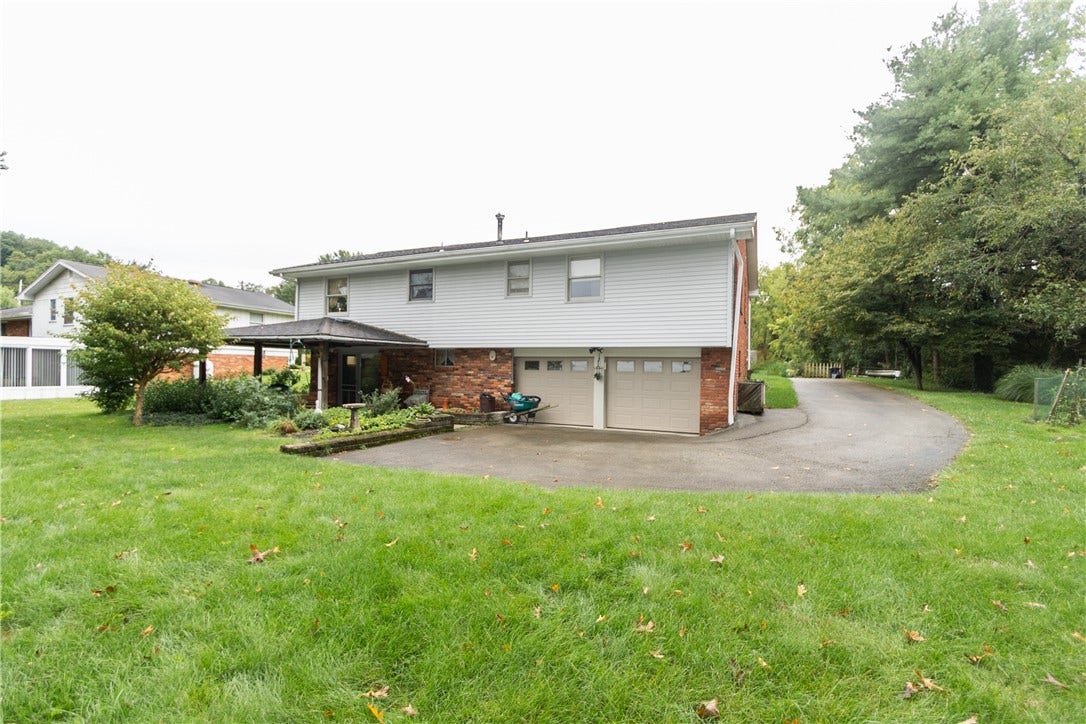 419 Oxford Dr, Greensburg, PA 15601
