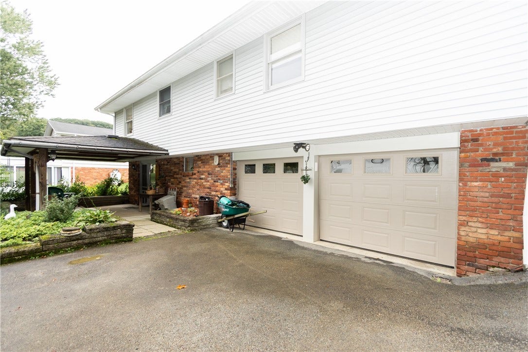 419 Oxford Dr, Greensburg, PA 15601