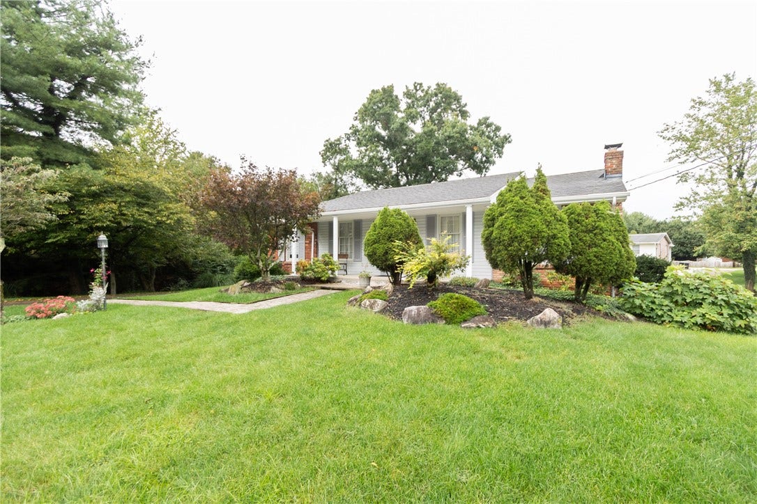 419 Oxford Dr, Greensburg, PA 15601