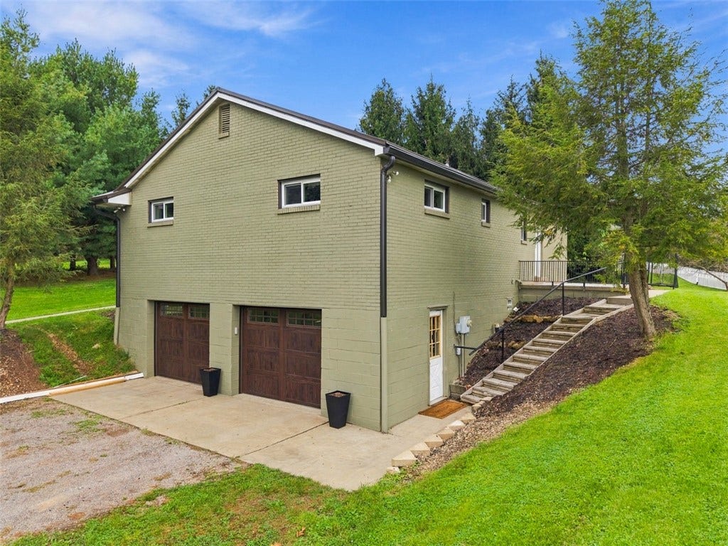 3158 Unionville Rd, Cranberry Twp, PA 16066