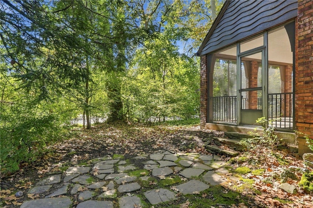 221 Lingrove Place, Pittsburgh, PA 15208