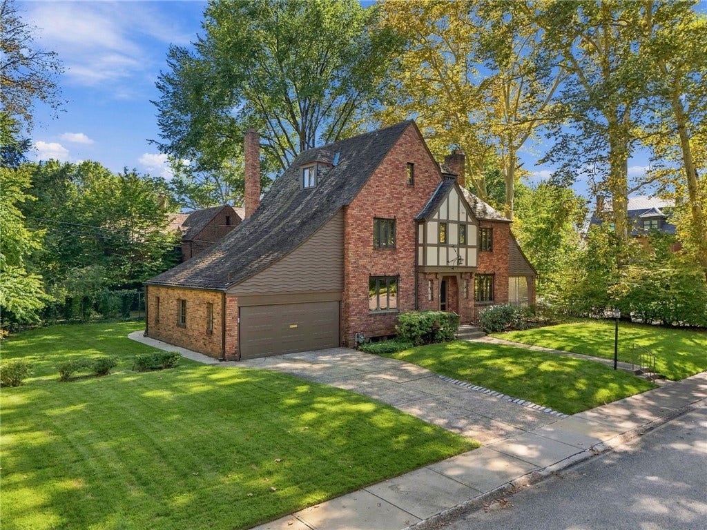 221 Lingrove Place, Pittsburgh, PA 15208