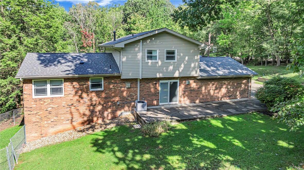 120 W Woodland Dr, Aliquippa, PA 15001