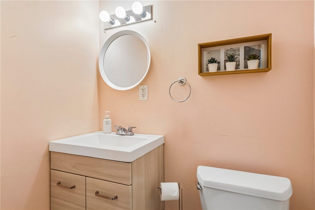 413 Lenox Ave, Pittsburgh, PA 15221 Main level half bath
