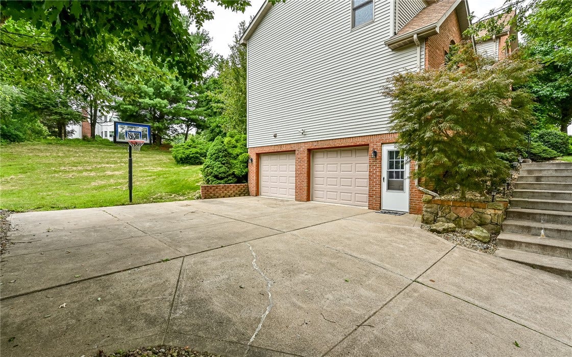 217 Meadow Spring Rd, Greensburg, PA 15601