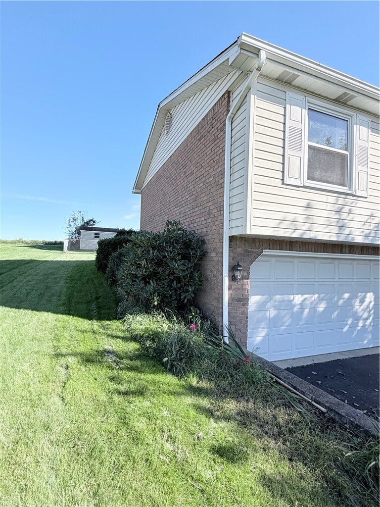 722 Courtview Dr, Greensburg, PA 15601