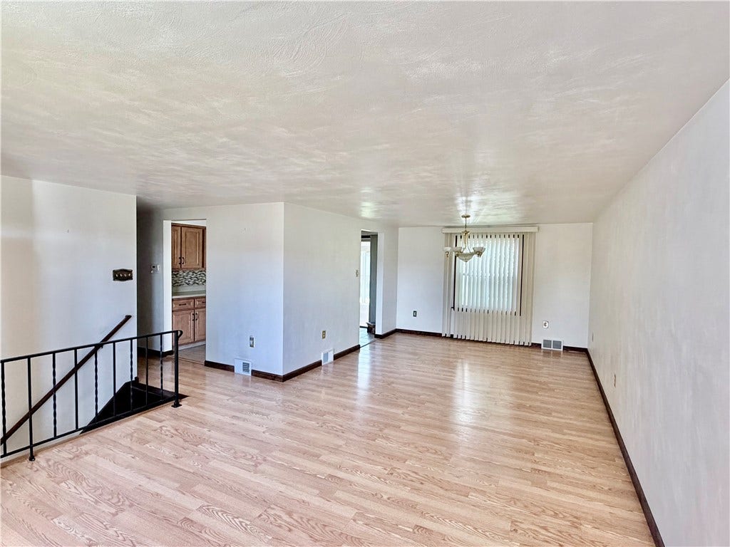 722 Courtview Dr, Greensburg, PA 15601