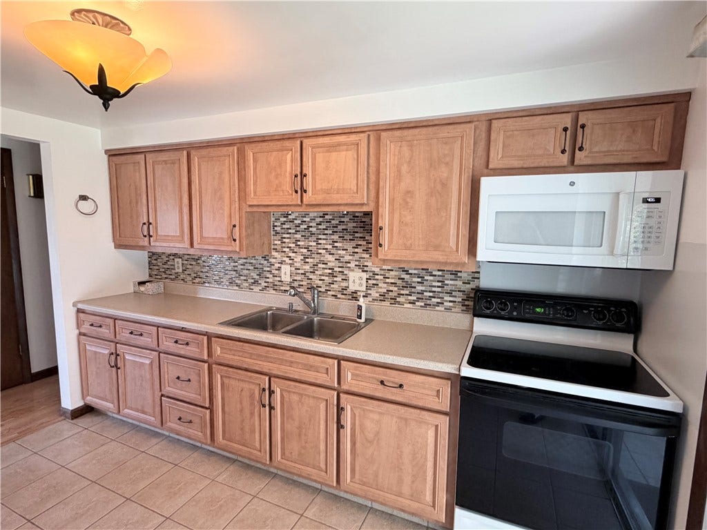 722 Courtview Dr, Greensburg, PA 15601