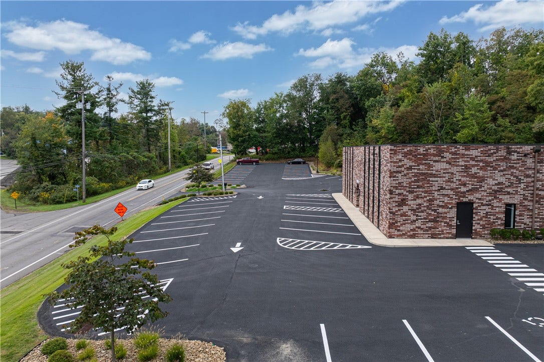 1057 Clinton Rd, Clinton, PA 15026