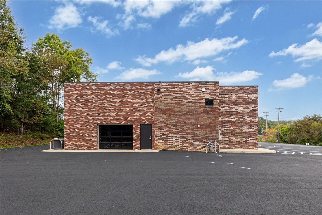 1057 Clinton Rd, Clinton, PA 15026