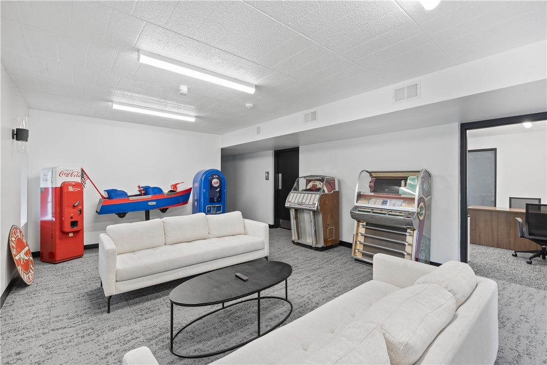 1057 Clinton Rd, Clinton, PA 15026