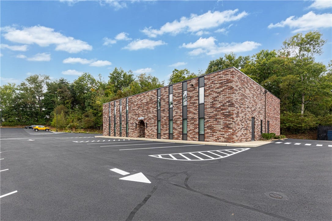 1057 Clinton Rd, Clinton, PA 15026