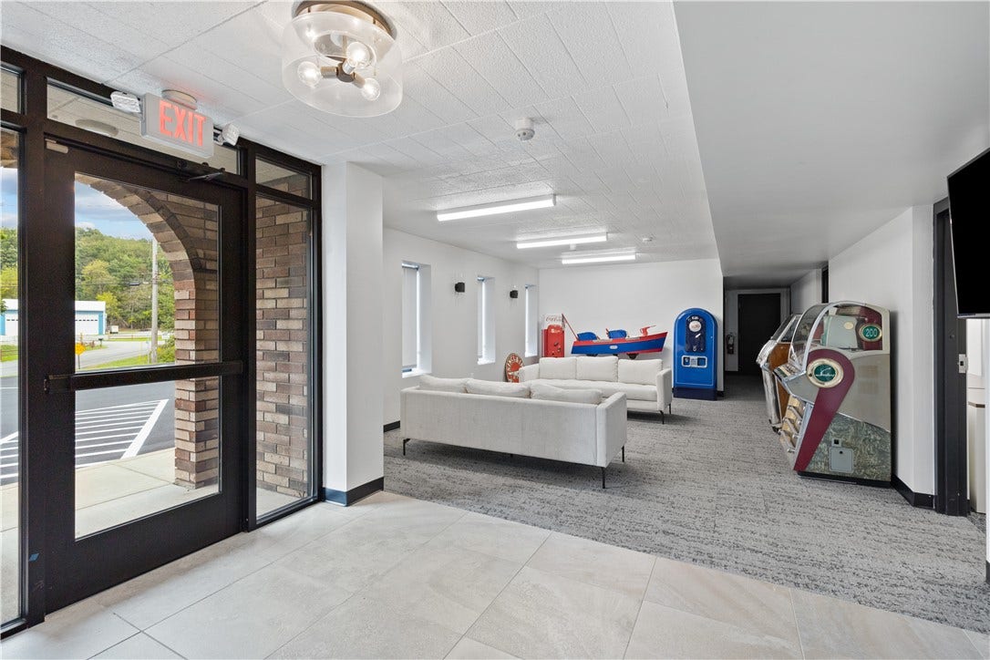 1057 Clinton Rd, Clinton, PA 15026