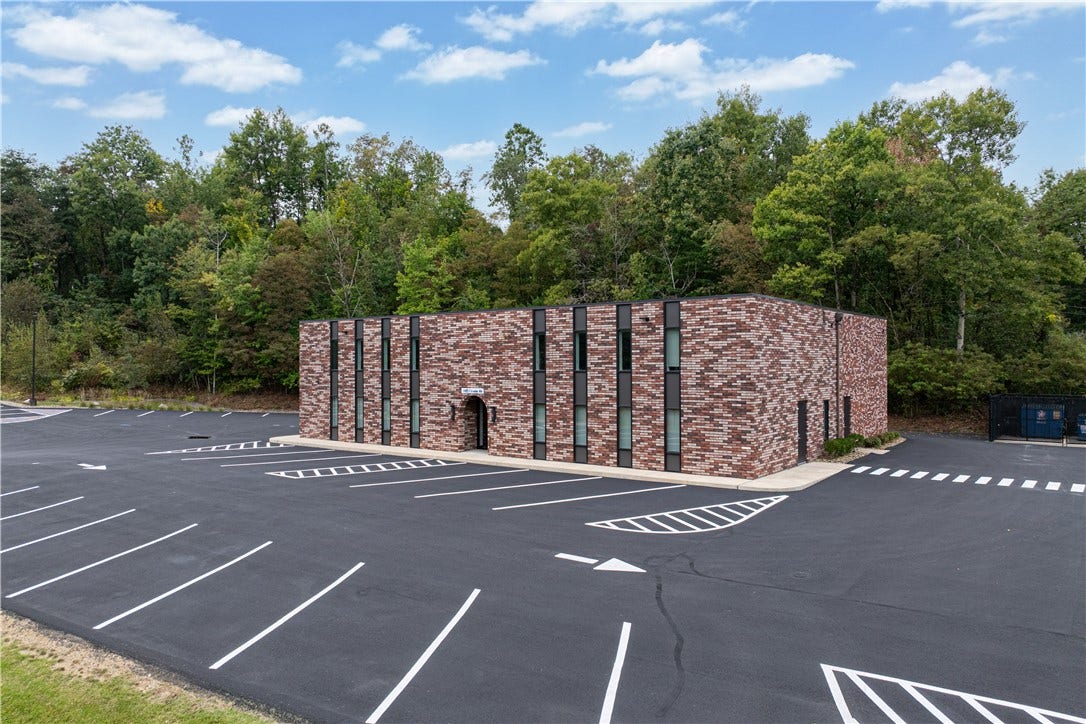 1057 Clinton Rd, Clinton, PA 15026