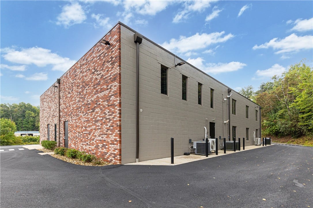 1057 Clinton Rd, Clinton, PA 15026