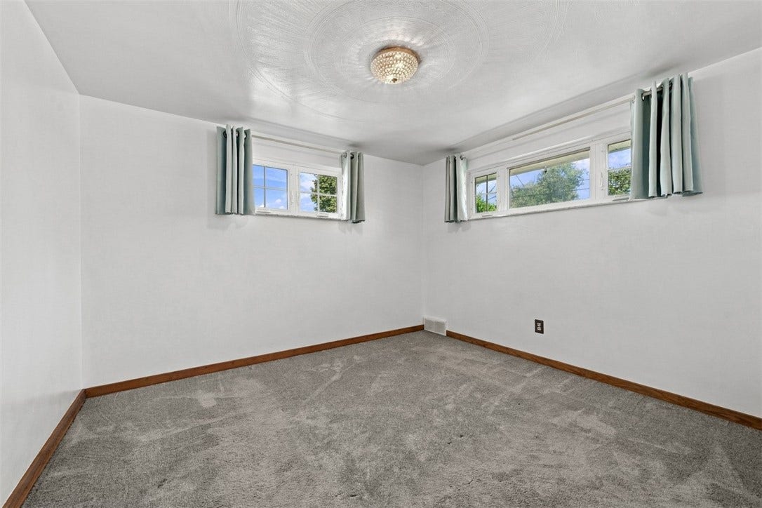 16 S Rolling Hills Ave, Irwin, PA 15642