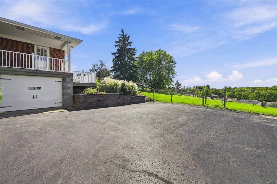 16 S Rolling Hills Ave, Irwin, PA 15642