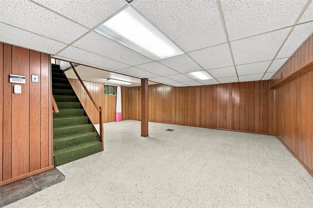 16 S Rolling Hills Ave, Irwin, PA 15642