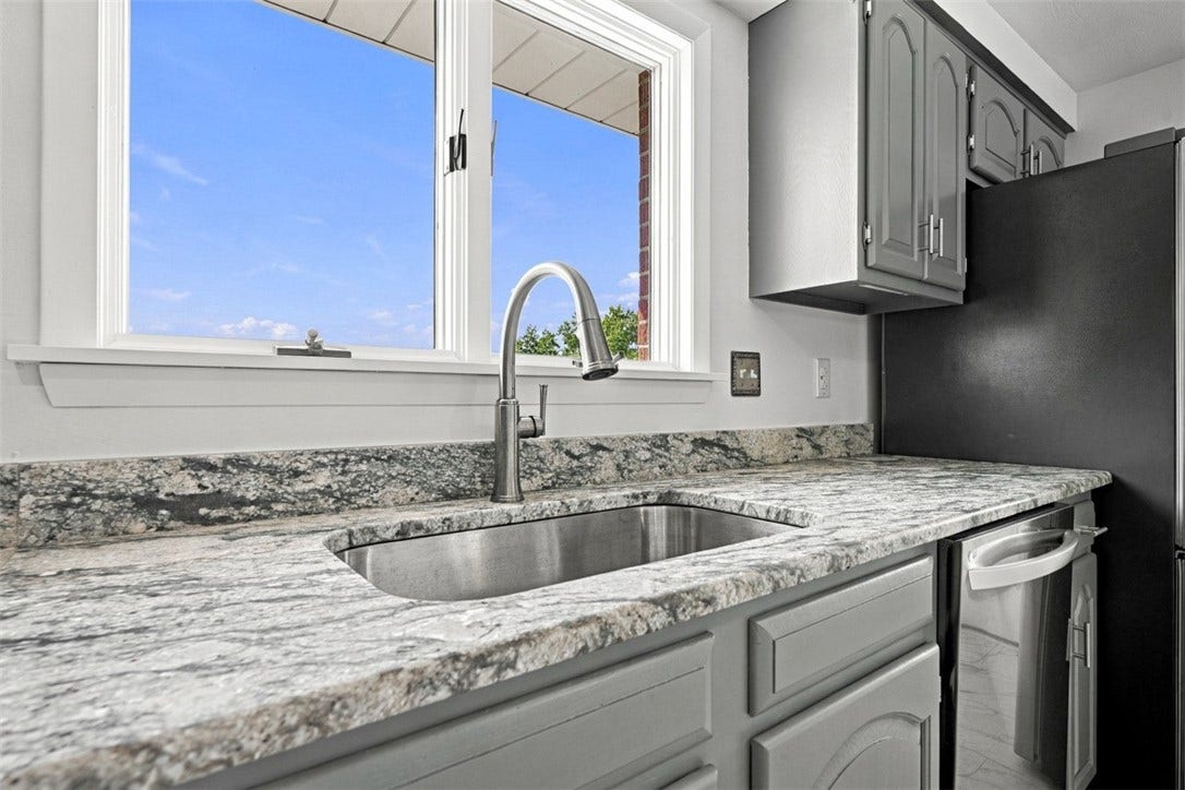 16 S Rolling Hills Ave, Irwin, PA 15642