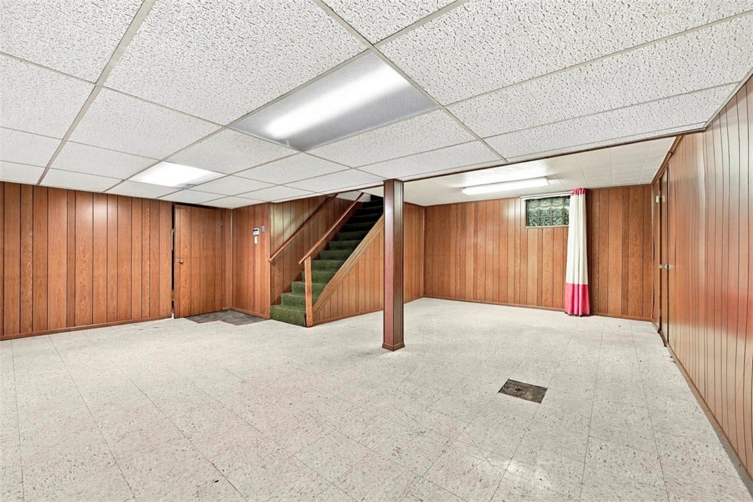 16 S Rolling Hills Ave, Irwin, PA 15642