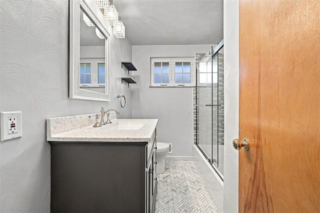 16 S Rolling Hills Ave, Irwin, PA 15642