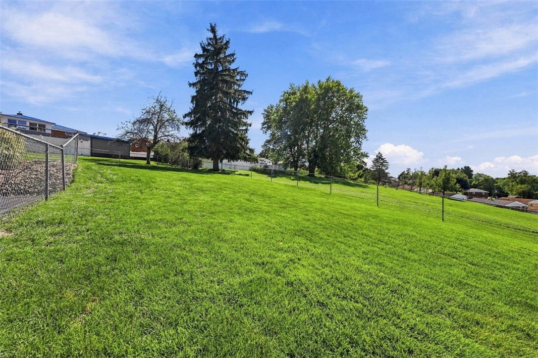 16 S Rolling Hills Ave, Irwin, PA 15642