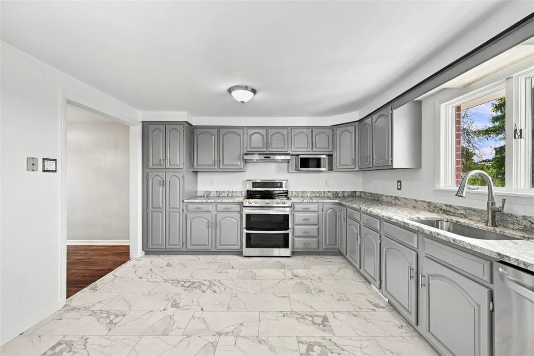 16 S Rolling Hills Ave, Irwin, PA 15642