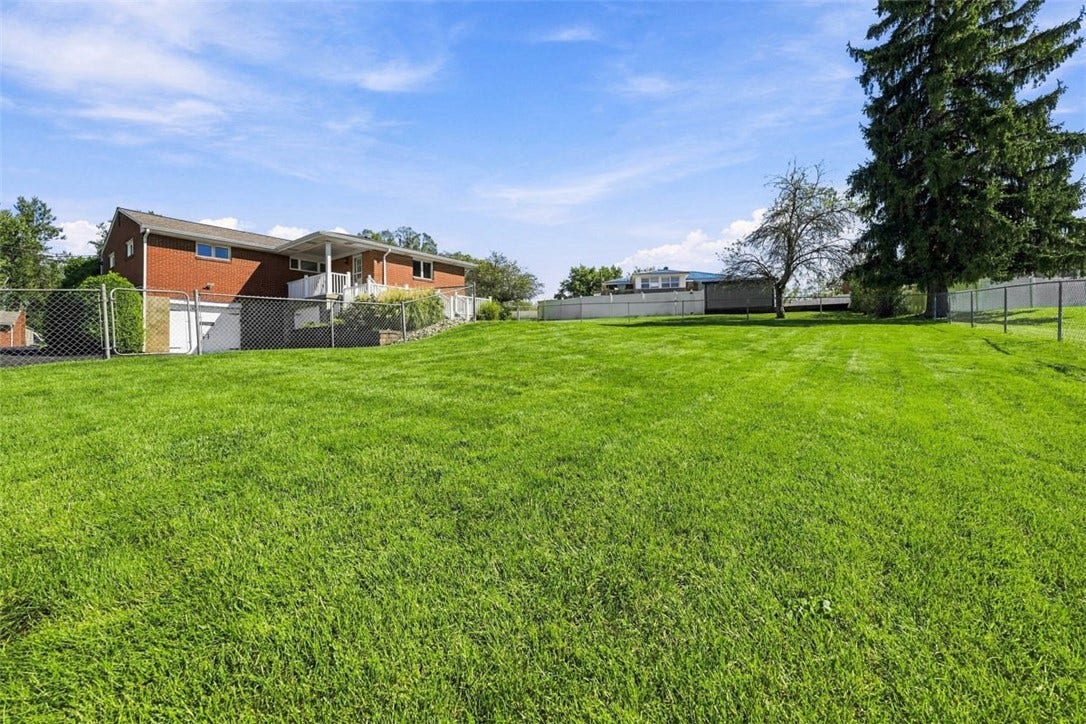 16 S Rolling Hills Ave, Irwin, PA 15642