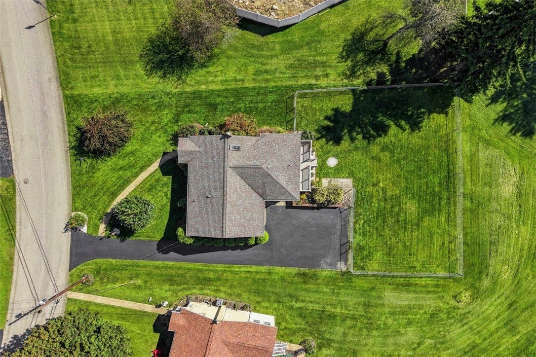 16 S Rolling Hills Ave, Irwin, PA 15642
