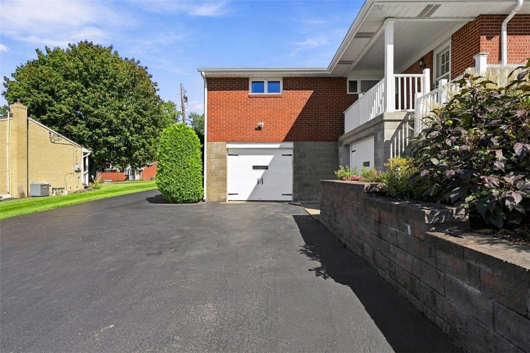 16 S Rolling Hills Ave, Irwin, PA 15642