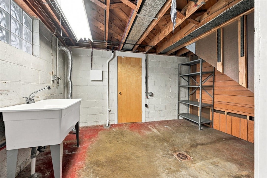 16 S Rolling Hills Ave, Irwin, PA 15642
