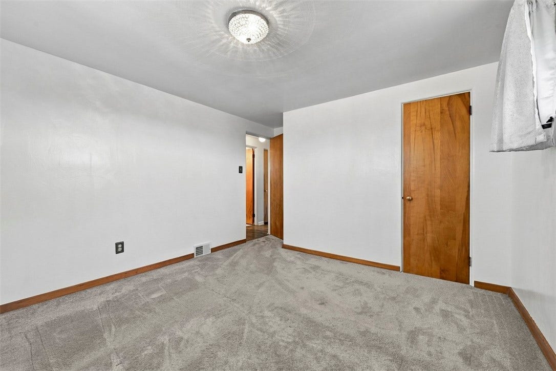 16 S Rolling Hills Ave, Irwin, PA 15642