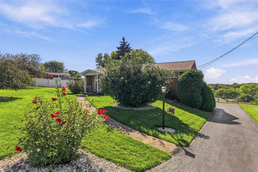16 S Rolling Hills Ave, Irwin, PA 15642