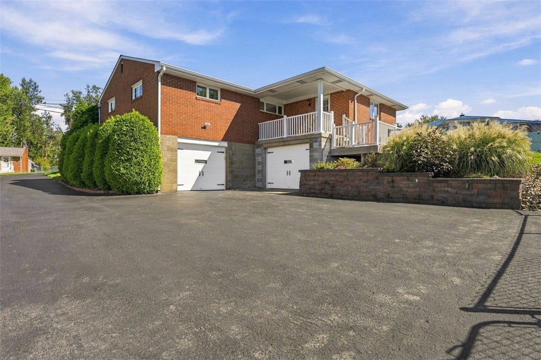 16 S Rolling Hills Ave, Irwin, PA 15642