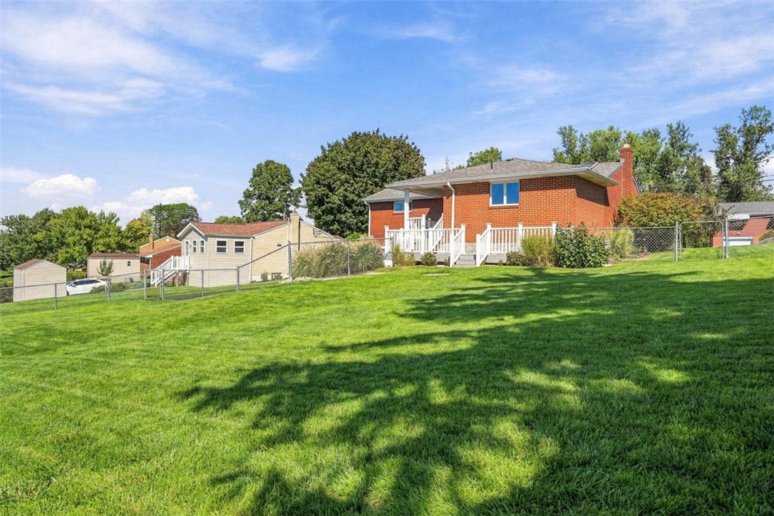 16 S Rolling Hills Ave, Irwin, PA 15642