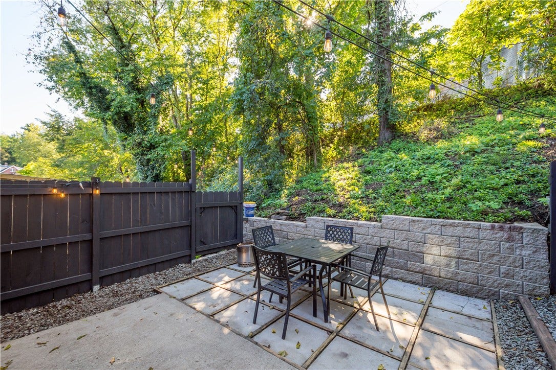 303 Sonnybrook Ct, Bethel Park, PA 15102