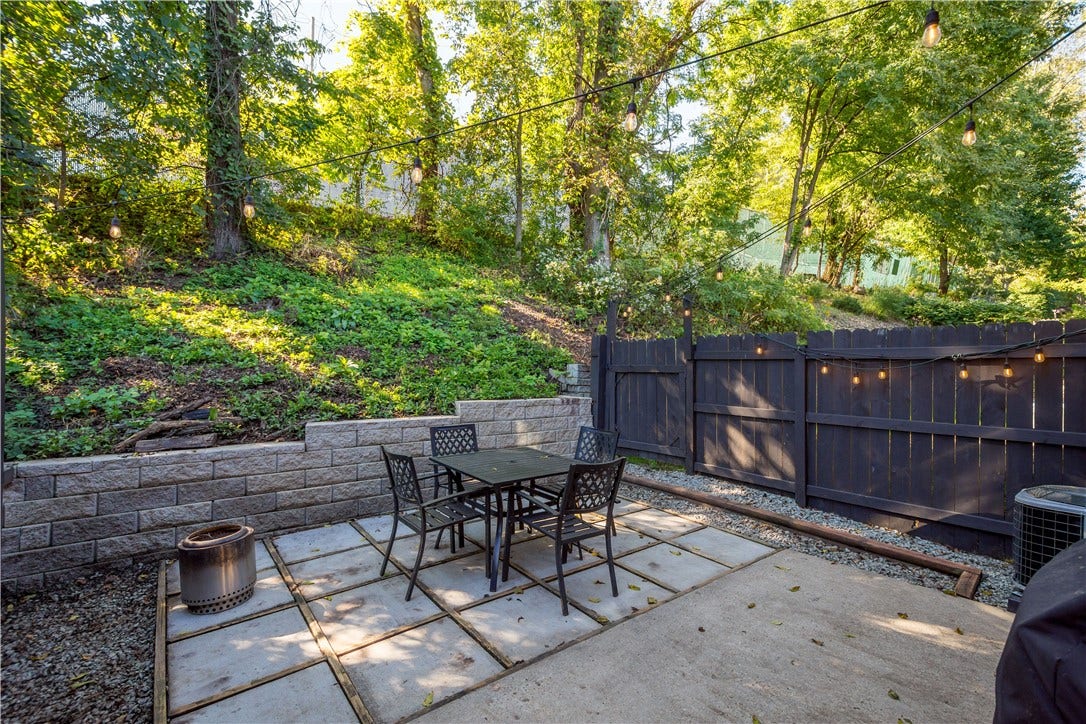 303 Sonnybrook Ct, Bethel Park, PA 15102