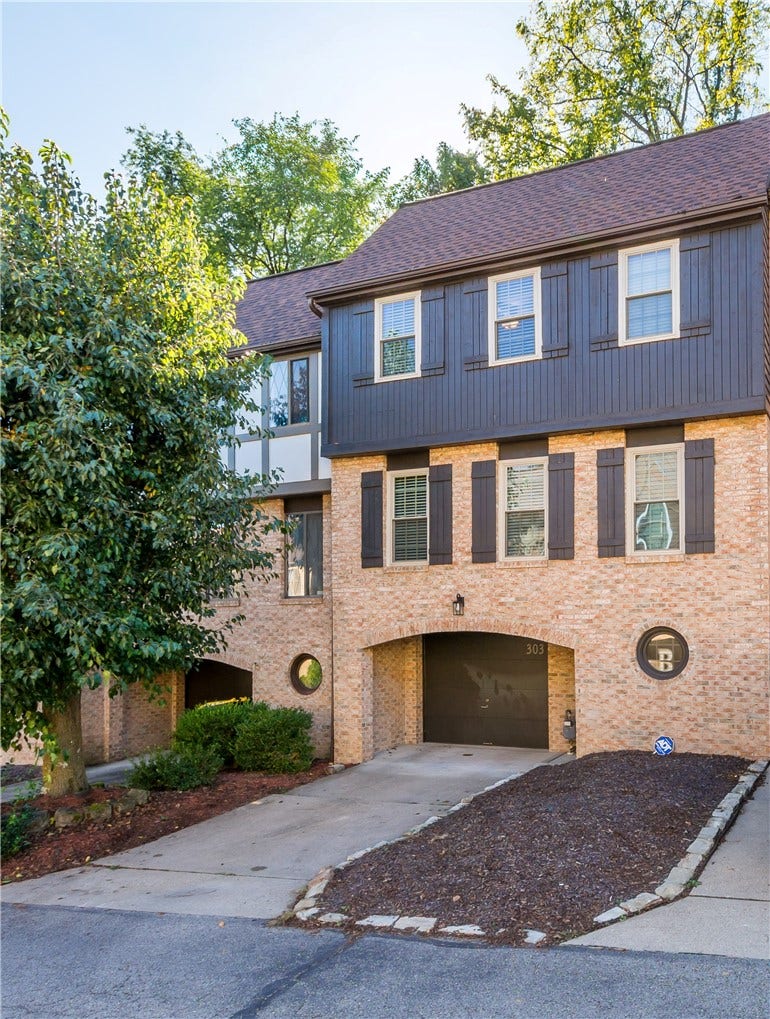 303 Sonnybrook Ct, Bethel Park, PA 15102