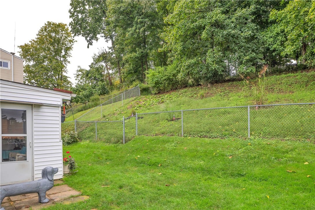 1114 Mcknight Dr, Bethel Park, PA 15102