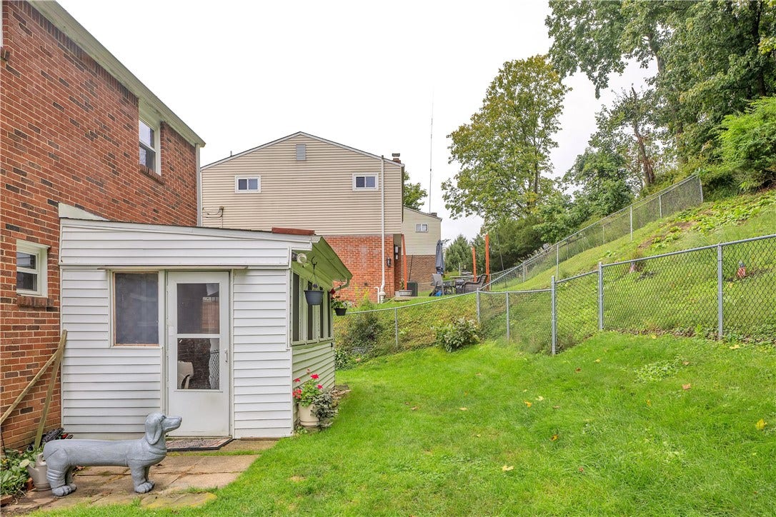 1114 Mcknight Dr, Bethel Park, PA 15102